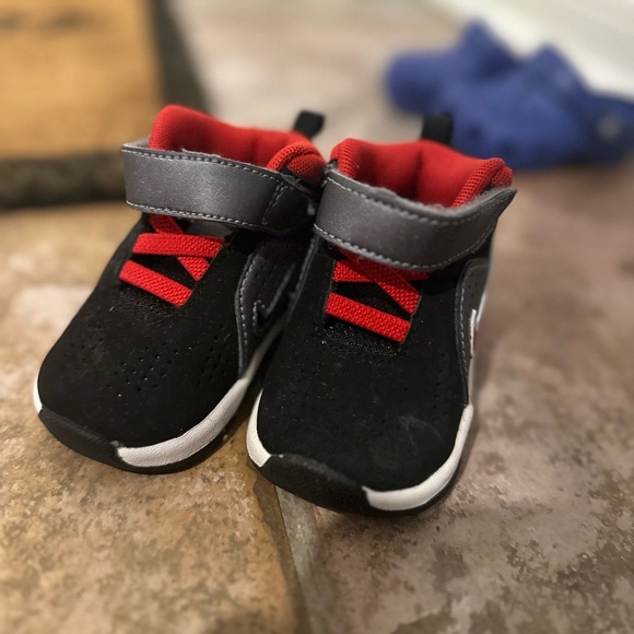 brand new 3T Nikes - Picture 2 of 4